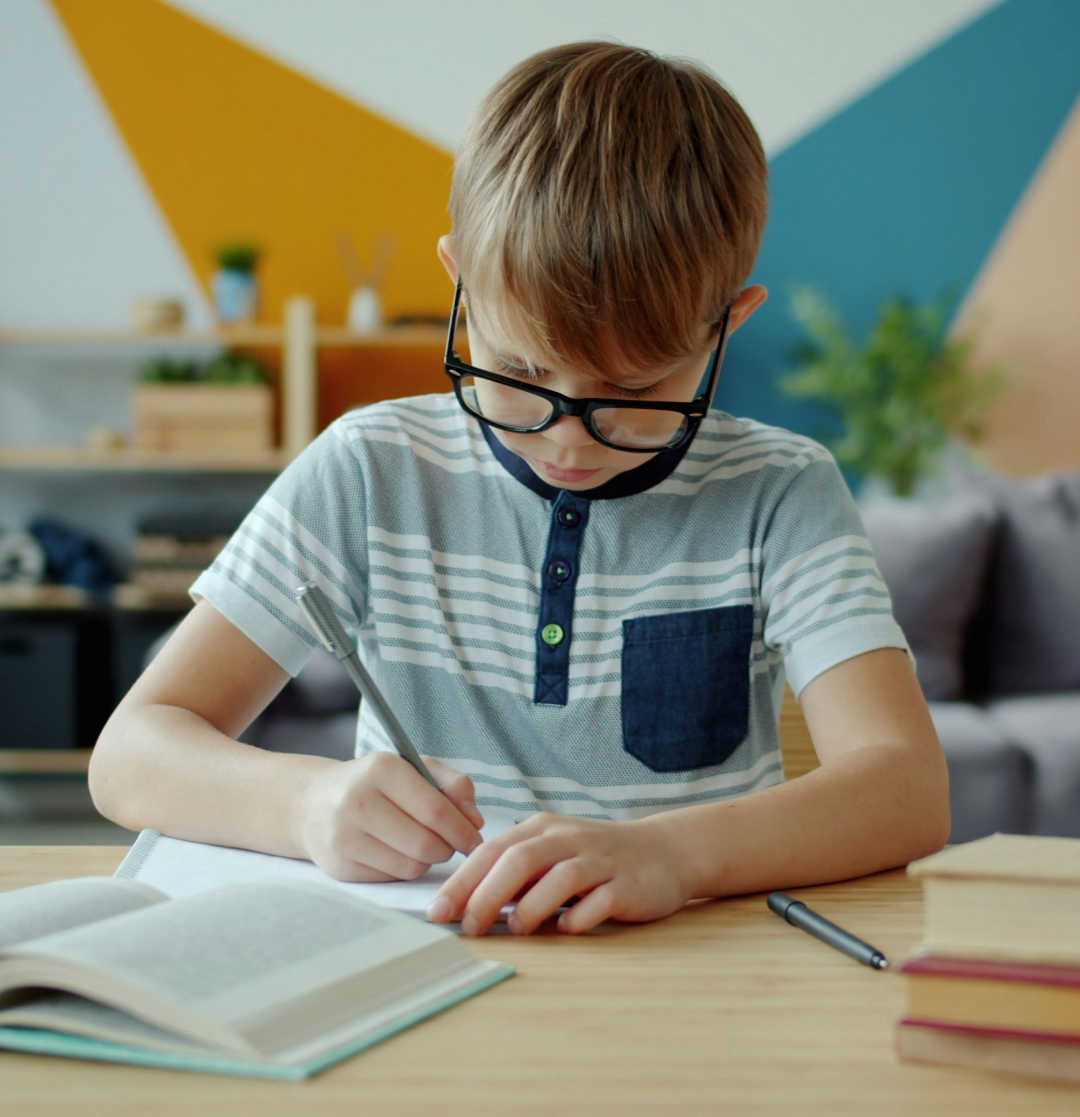 Illustration d'une fille remplissant un formulaire
