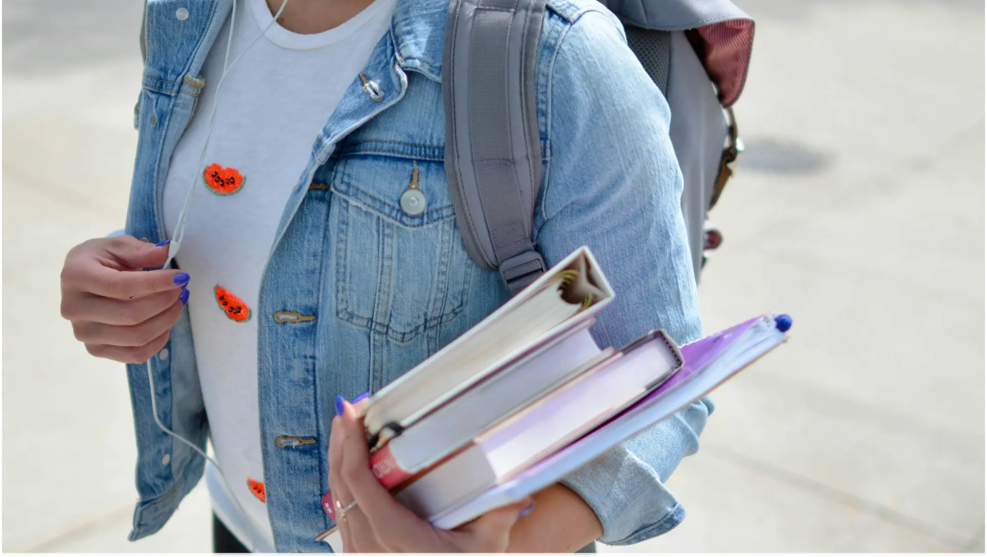 Illustration d'une fille remplissant un formulaire