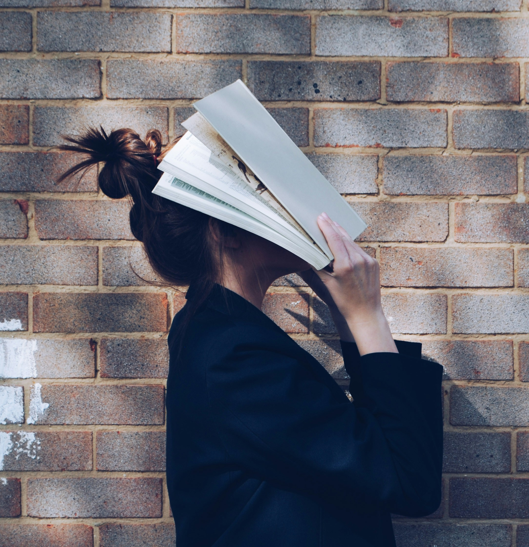 Illustration d'une fille remplissant un formulaire