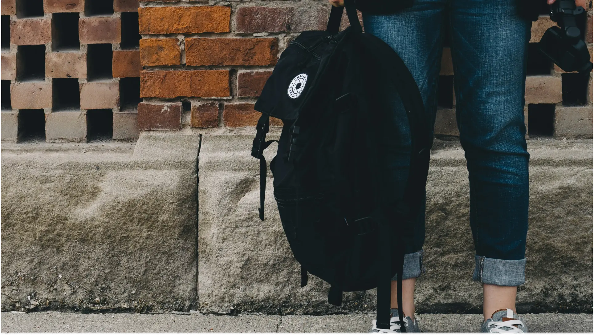 Illustration d'une fille remplissant un formulaire