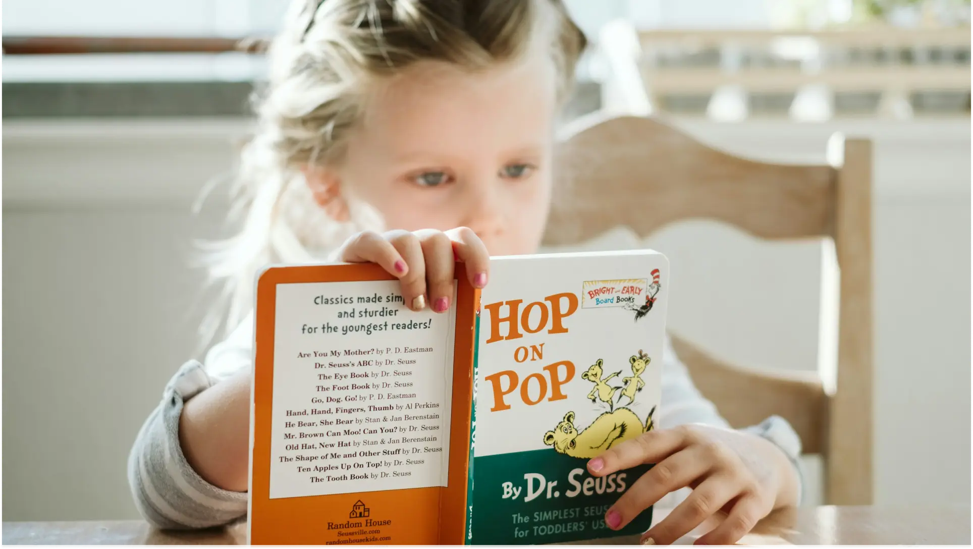 Illustration d'une fille remplissant un formulaire